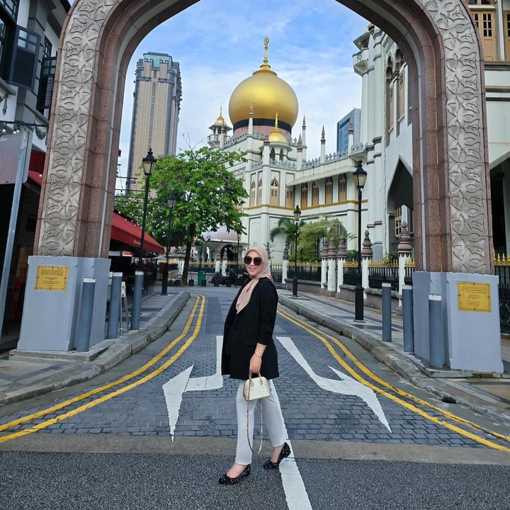 <p>Ternyata, Syahrini memilih <em>blazer</em> sebagai <em>outfit</em> liburan kece yang mampu menutupi bentuk tubuhnya. Syahrini yang kini tengah mengandung anak pertama sempat merahasiakannya sebelum membagikan kabar tesebut. Ia pun memakai <em>blazer</em> untuk menyamarkan <em>baby bump</em> di perutnya yang sudah mulai tampak. (Foto: Instagram @princessyahrini)</p>