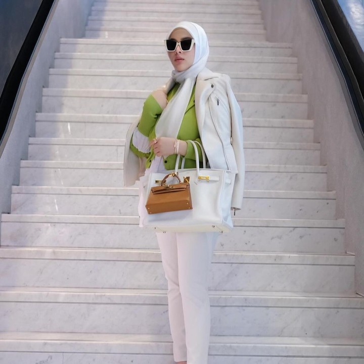 <p>Syahrini tampil lebih fresh dengan <em>blouse</em> berwarna hijau <em>lime</em> yang dipadukan bersama <em>blazer</em> warna putih. Ia juga mengenakan hijab, sepatu, dan celana berwarna senada. (Foto: Instagram @princessyahrini)</p>