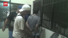 VIDEO: Kepergok Mencuri Tabung Gas, Warga Ikat 2 Pemuda di Pohon