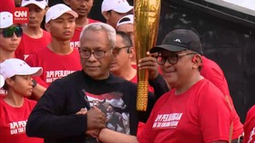 VIDEO: Jelang Rakernas PDIP, Hasto Serahkan Api Mrapen ke Komarudin