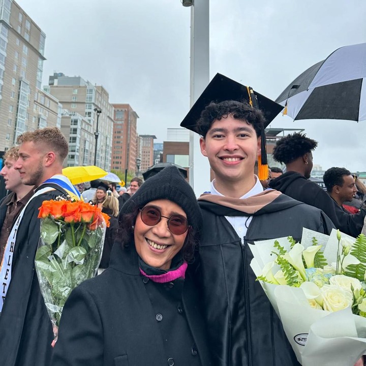 <p>Pada hari wisuda, Alvy didampingi oleh ibunda tercinta. Susi Pudjiastuti tak lupa menuliskan kebahagiaannya dalam unggahan foto yang ia bagikan. "<em>Alhamdulillah</em> si bungsu sudah selesai kuliahnya," tulis Susi. (Foto: Instagram @alvy_xavier)</p>