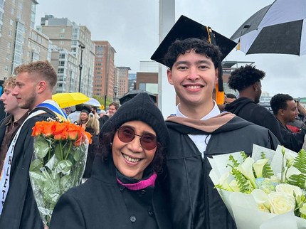 7 Potret Susi Pudjiastuti Dampingi Putra Bungsunya Alvy Xavier Lulus Kuliah di Amerika