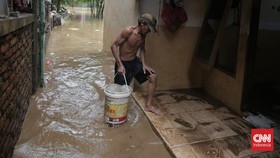 FOTO: Aktivitas Warga Pejaten Timur saat Banjir Melanda