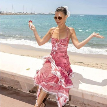 Kenakan Gaun Motif Keffiyeh, Bella Hadid Dukung Palestina di Cannes Film Festival