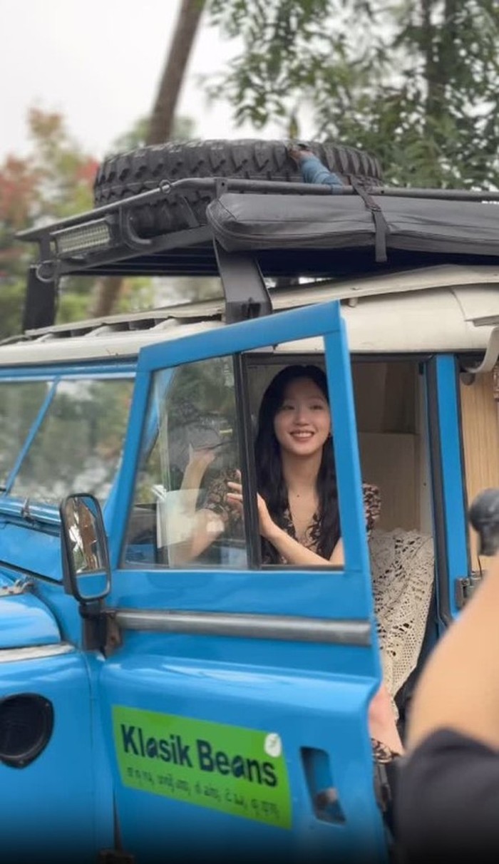 Dalam unggahan video, terlihat Kim Go Eun sedang menaiki mobil jeep berwarna biru bertuliskan “Klasik Beans” Kim Go Eun duduk dengan dress corak coklat, rambut digerai berwarna hitam, ditambah senyumannya yang manis./ Foto: Instagram.com/ggonekim