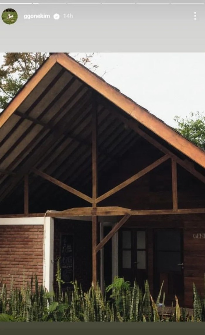 Disangka, Kim Go Eun sedang syuting di Garut. Akan tetapi, pihak Sanggar Seni Cahaya, yang ikut syuting, mengatakan sebenarnya mereka syuting di Saung Hejo Klasik Beans & Coffee Conservatory Klasik Beans, di Ciwidey, Bandung./ Foto: Instagram.com/ggonekim