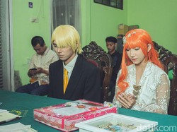 Viral Pengantin Nikah di KUA Pakai Kostum One Piece, Ini Kisah di Baliknya