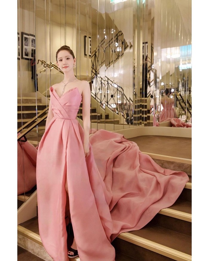 Gaun pink tersebut merupakan karya desainer Monique Lhuillier seharga Rp127,7 juta. Tampilan Yoona sangatlah anggun dan memukau saat mengenakan gaun ini, memancarkan aura kecantikan alaminya./ Foto: Instagram.com/yoona__lim