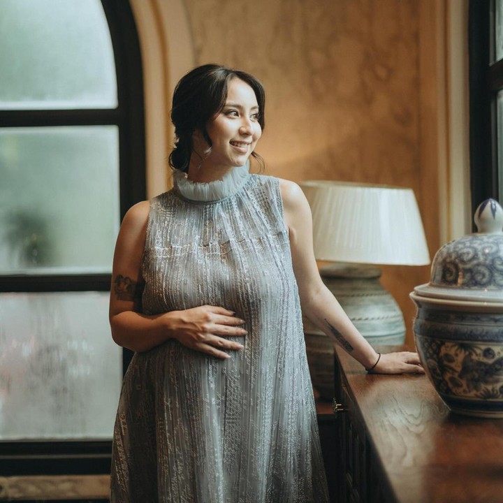 <p>Di acara tersebut, Clairine Clay terlihat sangat memesona dan memancarkan aura <em>mother glow, </em>ya?. (Foto: Instagram @clairineclay)</p>
