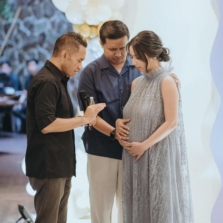 <p>Baru-baru ini, Joshua dan Clairine menggelar acara syukuran tujuh bulanan. Acara berlangsung dengan sangat khidmat, Bunda. (Foto: Instagram @clairineclay)</p>
