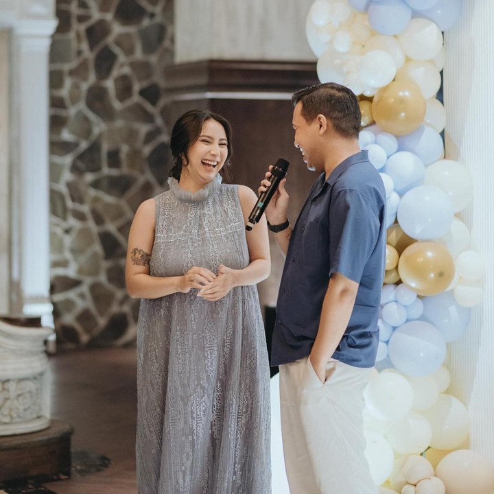 <p>"Syukuran 7 bulanan. Senang banget semuanya berjalan lancar walaupun macet banget dan hujan deras, tapi semuanya bisa hadir dengan selamat dan <em>happy</em> selama acara!" tulis Clairine Clay dalam unggahannya. (Foto: Instagram @clairineclay)</p>