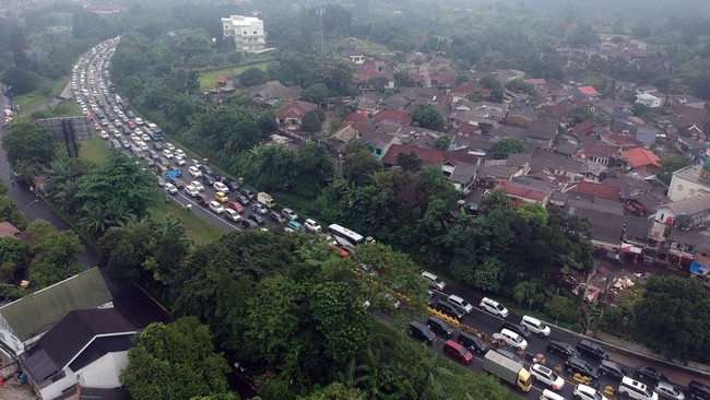 Gubernur Jawa Barat Dedi Mulyadi mengatakan akan mengembalikan Kawasan Puncak, Bogor, sebagai area hijau demi mengatasi banjir.