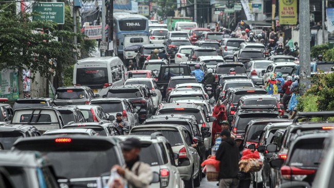 Polres Bogor mencatat volume kendaraan di Puncak, Bogor tercatat 75 ribu kendaraan pada Sabtu (1/6), melonjak 2 kali lipat dari hari biasa. 