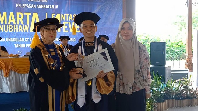 Kecemerlangan Akademik Membawa Tiga Lulusan SMA CT Arsa Sukoharjo ke Kampus Internasional