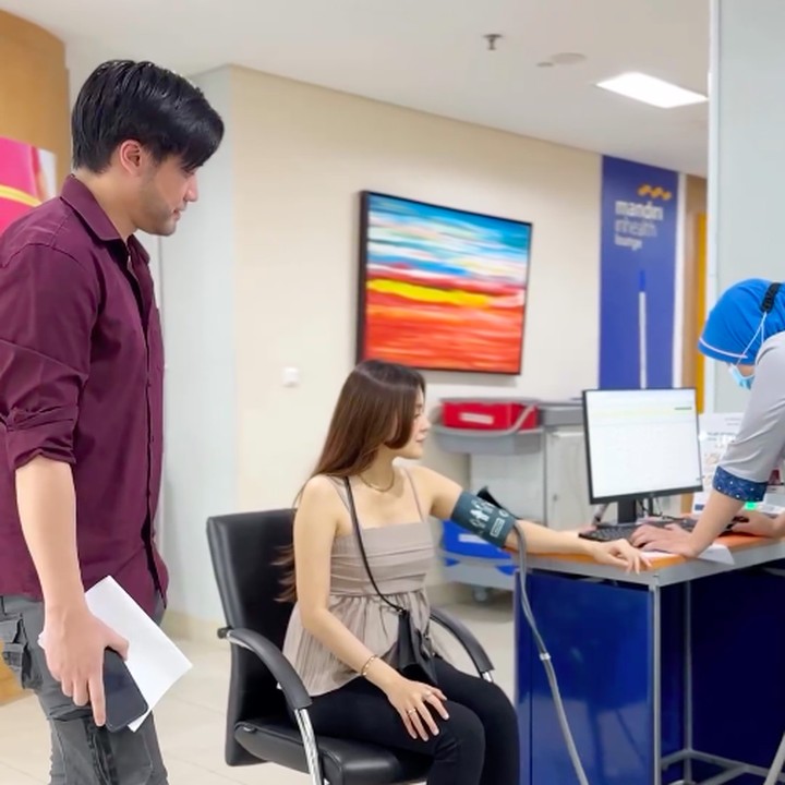 <p>Kevin juga terlihat menemani Vicy mengecek tekanan darah sebelum masuk ke ruangan dokter. "Ya, aku tengah hamil 20 minggu. Ini hadiah dari Tuhan," perempuan 35 tahun itu sambil tersenyum bahagia. Foto: Instagram@kevinaprilio</p>