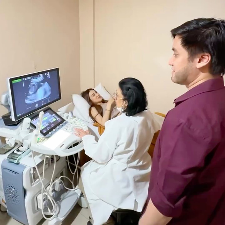 <p>Kevin dan Vicy juga terlihat mendengarkan dengan saksama semua keterangan dari dokter tentang kehamilan anak pertama mereka. "Tahun 2024 ini kami akan menempuh perjalanan baru. Saat ini usia kehamilan Vicy sudah 20 minggu. Mohon doanya supaya selalu sehat dan semuanya berjalan lancar sampai nanti lahiran. Kira-kira anaknya perempuan atau laki-laki ya?" tulis Vicy di akun Instagram @vicymelanie. Foto: Instagram@kevinaprilio</p>