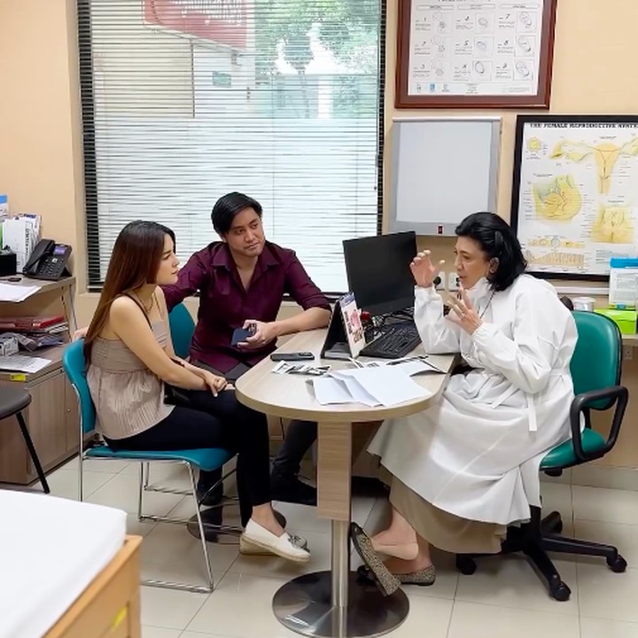 <p>Supaya perjalanan kehamilan berjalan lancar, Kevin dan Vicy tak segan berdiskusi dengan dokter. Unggahan tersebut langsung mendapatkan respon hangat dari warganet. Banyak netizen, termasuk ibunda Kevin, Memes, "MasyaAllah.. Alhamdulillah Terima kasih y Allah.. Bismillah @vicymelanie @kevinaprilio dilancarkan sampai persalinan,sehat mama & jabang bayi & calon papanya jg , insyaAllah calon cucu yg kita nanti2 y pah @addiems999," tulis Memes. Foto: Instagram@kevinaprilio</p>
