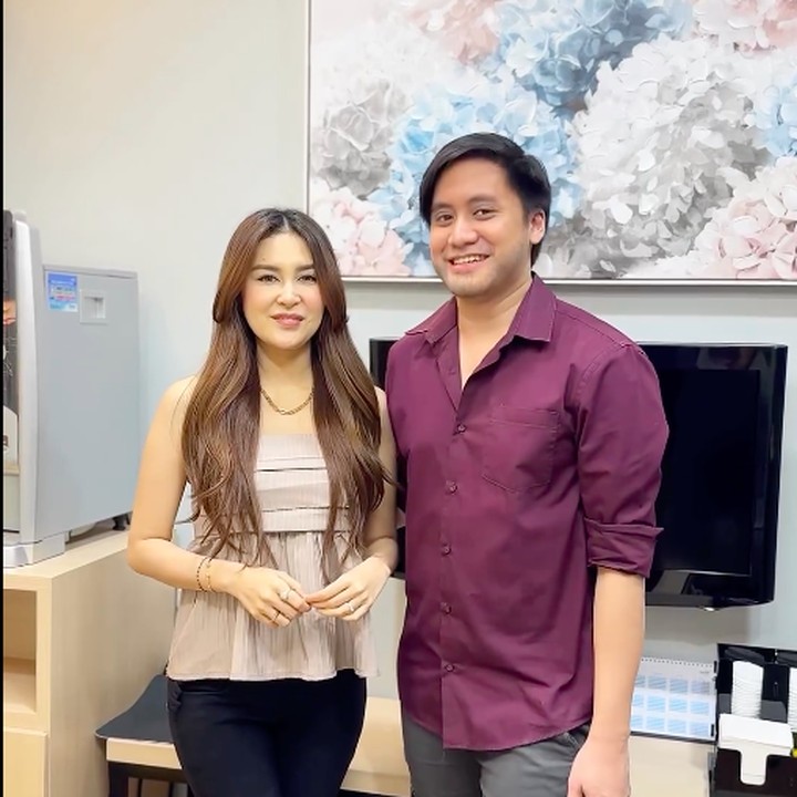 <p>Kevin Aprilio menikahi Vicy Melanie pada 25 Oktober 2022, Bunda. Selama ini, rumah tangga mereka jauh dari gosip miring dan kerap memamerkan keromantisan. Pada Kamis, 23 Mei 2025, Kevin mengumumkan sang istri tengah hamil anak pertama. "Hari ini saya dan Vicy ingin menyampaikan kabar sangat menggembirakan. Tentunya ini sesuatu berkah banget buat saya dan Vicy," kata Kevin. (Foto: Instagram @kevinaprilio)</p>