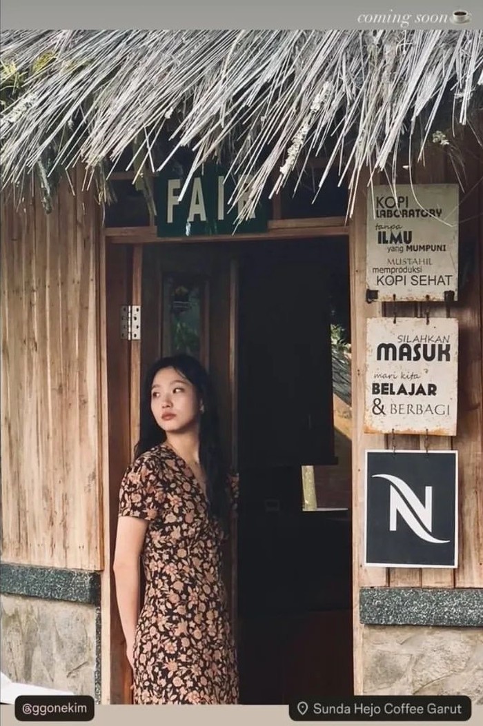 Kim Go Eun dikabarkan sedang syuting untuk brand Kopi Nespreso. Dalam sebuah unggahan instastory @wxczsz yang di repost oleh Instagram pribadi Kim Go Eun @ggonekim, terlihat ia syuting di Saung Hejo Garut./ Foto: Instagram.com/wxczsz