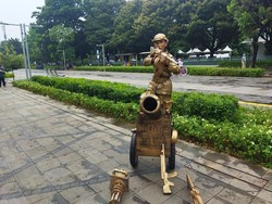 Manusia Patung-Pedagang di Kota Tua Semringah Raup Cuan Saat Long Weekend