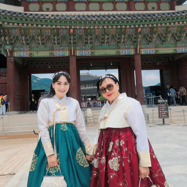 <p>Puput Nastiti Devi membagikan momen terbaru bersama keluarga Ahok. Ia dan sang Bunda mertua tengah menghabiskan waktu di Korea Selatan, Bunda. (Foto: Instagram @btpnd)</p>