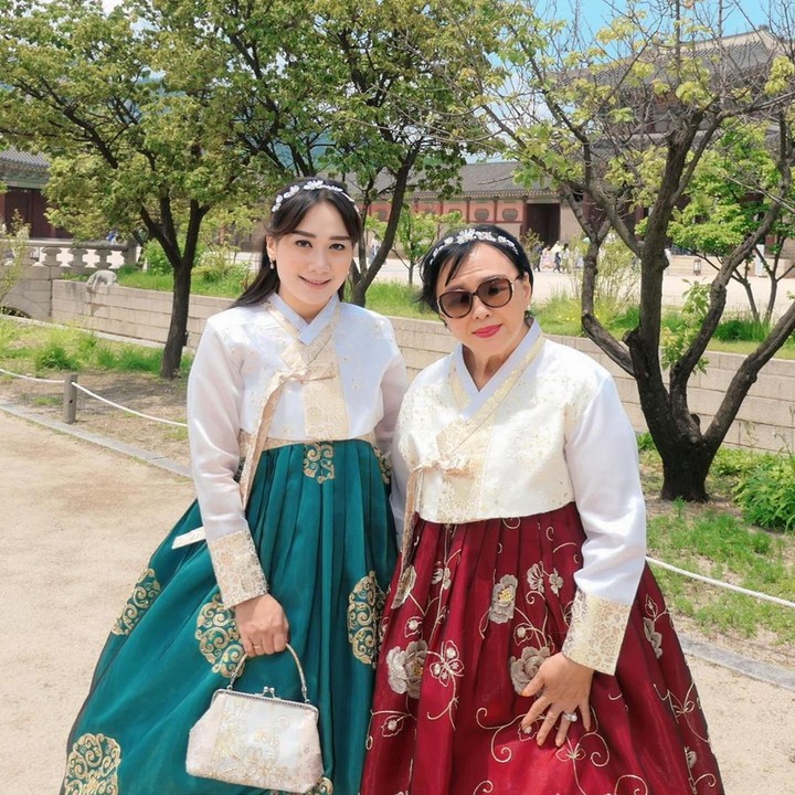 <p>Dalam unggahan fotonya, Puput juga memuji sang mertua yang masih terlihat awet muda di usia kepala tujuh. "Bersama mama mertuaku yang di usia ke-78 tetap cantik, sehat dan awet muda," tulis Puput. (Foto: Instagram @btpnd)</p>