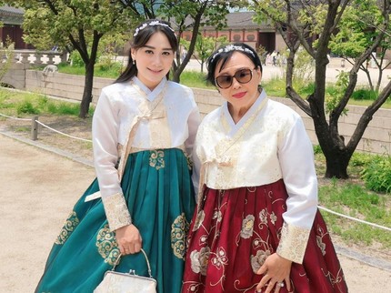 5 Potret Puput Nastiti Devi Liburan ke Korea Bareng Ibunda Ahok, Cantik Kenakan Hanbok