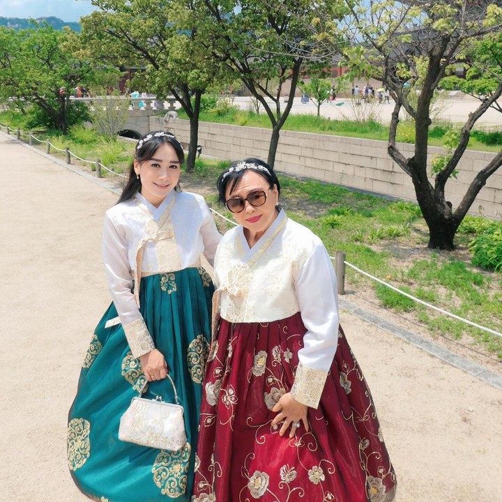 <p>Liburan Puput bersama mertua dihabiskan dengan penuh suka cita. Mereka kompak menyewa busana tradisional <em>hanbok</em> dan berdandan seperti perempuan Korea, nih. (Foto: Instagram @btpnd)</p>