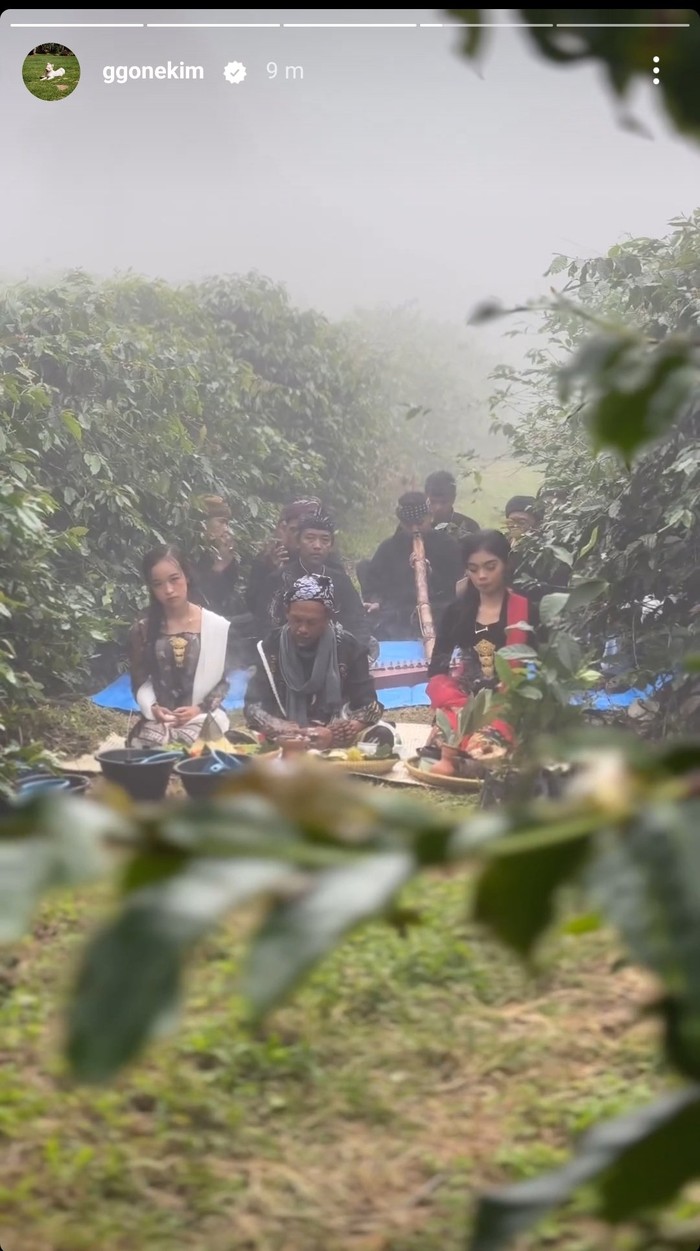 Pada Kamis, (23/5) penggemar Indonesia dikejutkan dengan unggahan instastory Kim Go Eun, aktris populer Korea Selatan yang ternyata sedang syuting di Indonesia./ Foto: Instagram.com/ggonekim