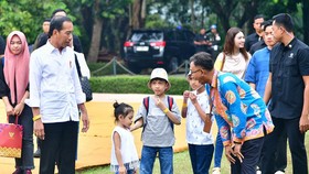 Jokowi Makan Siang di Kopi Klotok Yogya, Gibran dan Kaesang Ikut