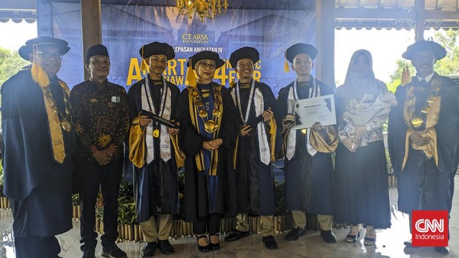 Tiga siswa SMA Unggulan CT Arsa Foundation Boarding School, Sukoharjo, diterima di perguruan tinggi ternama di luar negeri.