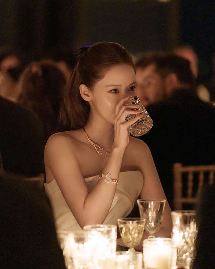 Salah satu momen viral ketika Yoona sedang minum. Penampilannya memberikan kesan seorang perempuan berkelas, terutama sentuhan kalung dan gelang dari Qeelin yang menambah kesan elegan pada penampilannya./ Foto: Instagram.com/yoona__lim