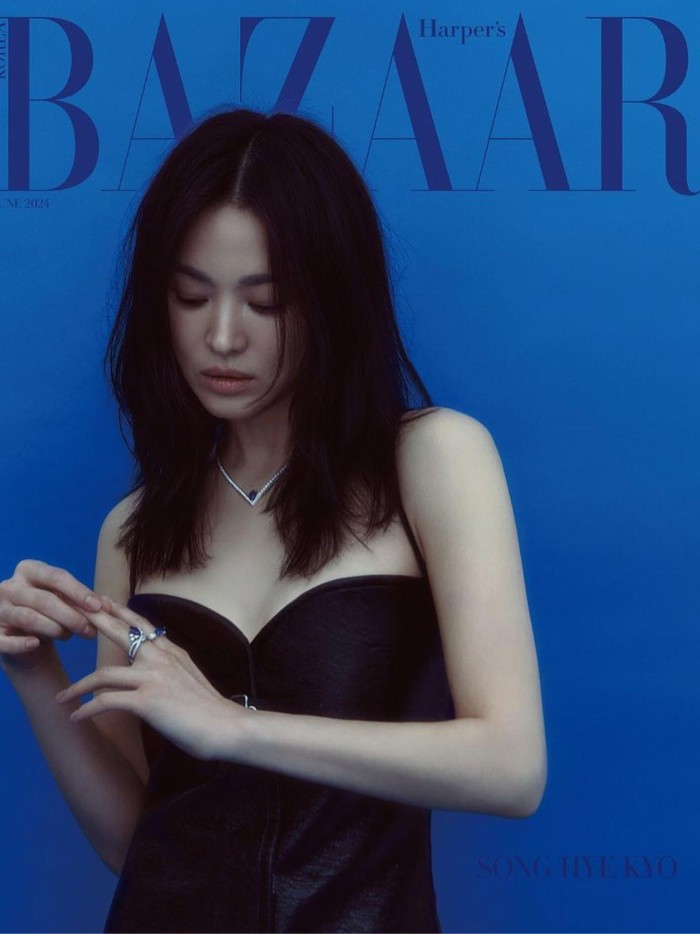 Tak ketinggalan, Song Hye Kyo yang merupakan brand ambassador Chaumet pun turut berpose dengan beberapa perhiasan dari brand mewah tersebut./ Foto: Park Jong Ha/instagram.com/kyo1122