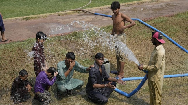 Suhu meningkat di atas 52 derajat Celcius (125,6 derajat Fahrenheit) di provinsi Sindh, Pakistan selatan, angka tertinggi pada musim panas ini. 