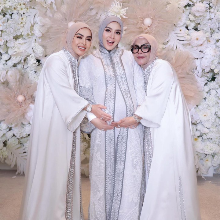 <p>Ibunda Syahrini turut hadir untuk menyaksikan acara tasyakuran sang anak. Dalam unggahan IG Story, Syahrini menyebut sang Bunda akan mendampinginya hingga melahirkan nanti. "MasyaAllah cintaku mama, hautr nuhun ya ma, sudah seminggu ditemenin mama. Senangnya Incess ma, temenin sampai lahiran ya ma," tulis Syahrini. (Foto: Instagram @princessyahrini)</p>