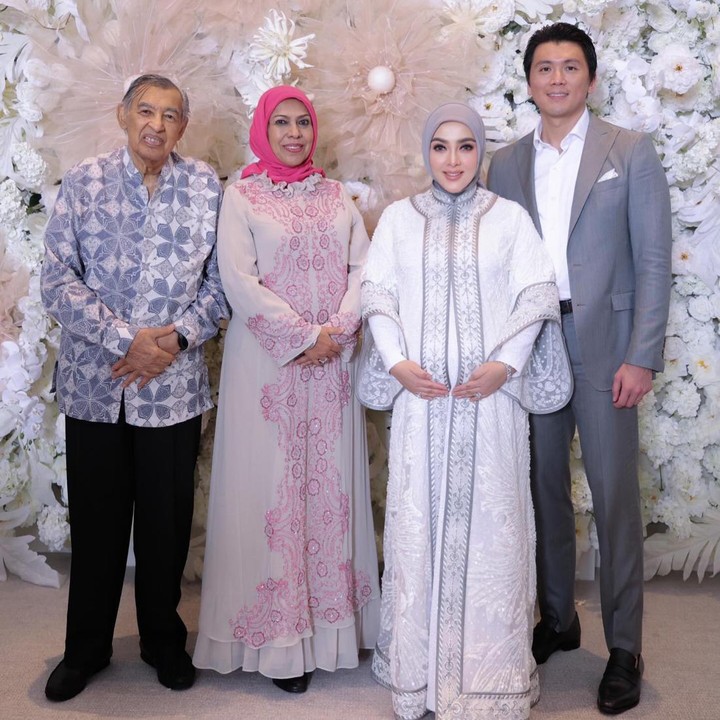<p>Di acara tasyakuran, Syahrini dan Reino Barack juga menghadirkan M. Quraish Shihab dan istrinya sebagai tamu kehormatan untuk memimpin doa. (Foto: Instagram @princessyahrini)</p>
