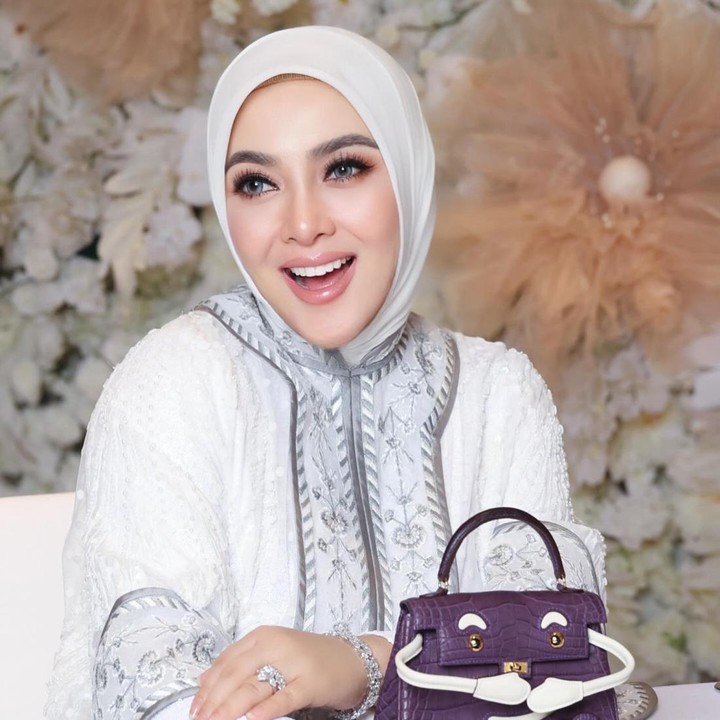 <p>Potret acara tasyakuran dibagikan oleh Syahrini melalui akun media sosial pribadinya. Momen tersebut diabadikan dalam sesi pemotretan bernuansa lembut serba putih. (Foto: Instagram @princessyahrini)</p>