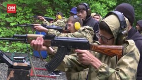VIDEO: Melihat Kelas Pelatihan Dasar Militer di Sekolah Rusia