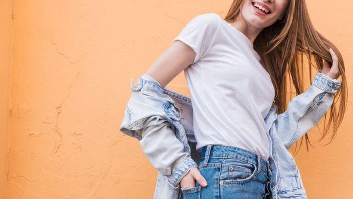 5 Cara Merawat Pakaian Berbahan Jeans agar Nggak Gampang Rusak