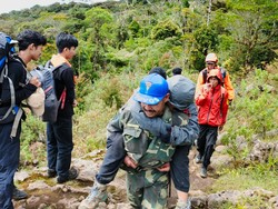 Tim SAR Evakuasi Pendaki Perempuan Hipotermia di Pos 9 Gunung Bawakaraeng
