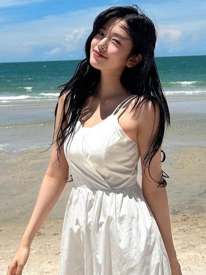 Dress dan pantai adalah kombinasi yang serasi! Yujin terlihat sangat cantik dengan balutan dress putih polos dan rambut tergerai ketika menghabiskan waktu di Pantai saat musim panas berlangsung./ foto: instagram.com/_yujin_an