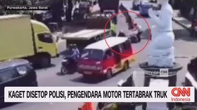 VIDEO: Kaget Disetop Polisi, Pengendara Motor Tertabrak Truk