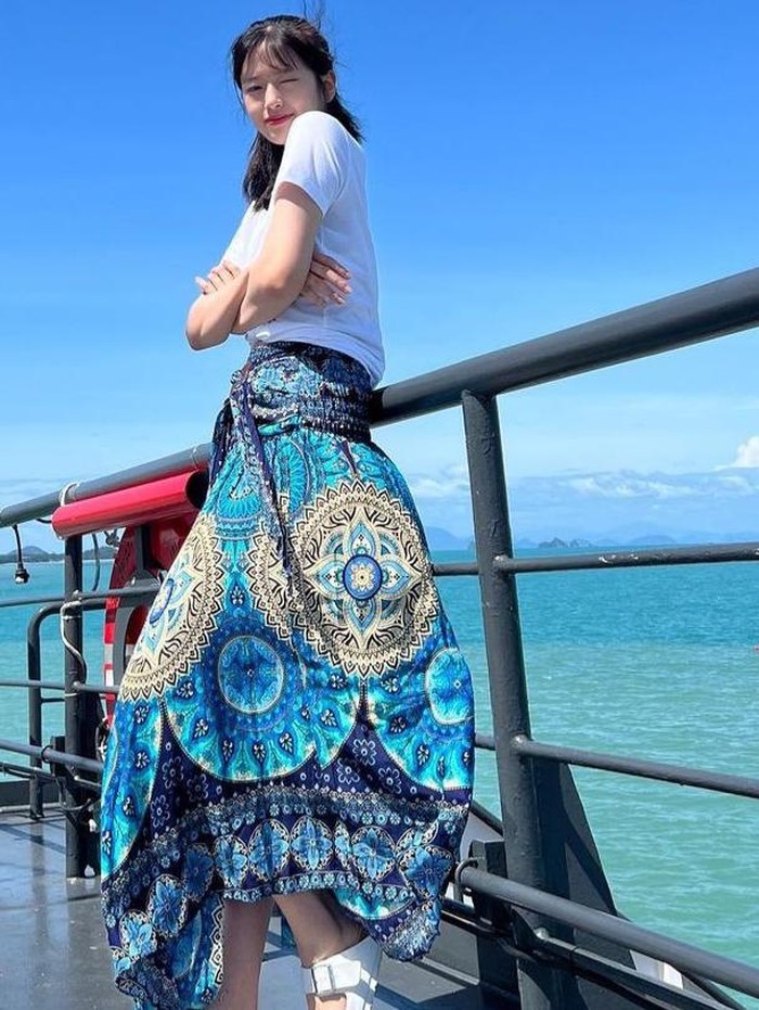 Kalau kurang nyaman pakai dress di pantai, kamu bisa tiru gaya Yujin yang tetap elok dengan t-shirt putih polos dan kain bermotif seperti batik sebagai rok./ foto: instagram.com/_yujin_an