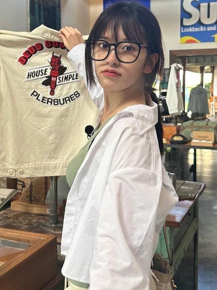 Kemeja basic oversize jadi favorit banyak orang termasuk Yujin! Apalagi jika dipadukan dengan beberapa item fashion seperti kacamata, yang buat tampilan sederhana jadi lebih trendy./ Foto: instagram.com/_yujin_an