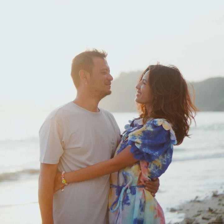 <p>"<em>Happy anniversary</em> (selamat hari jadi)," tulis Nadila seraya menambahkan hastag <em>#11yearmarriageanniversary</em> dalam unggahan bersama sang suami. Keduanya menghabiskan waktu bersama-sama untuk liburan ke sebuah pantai. (Foto: Instagram: @nadila_ernesta)</p>