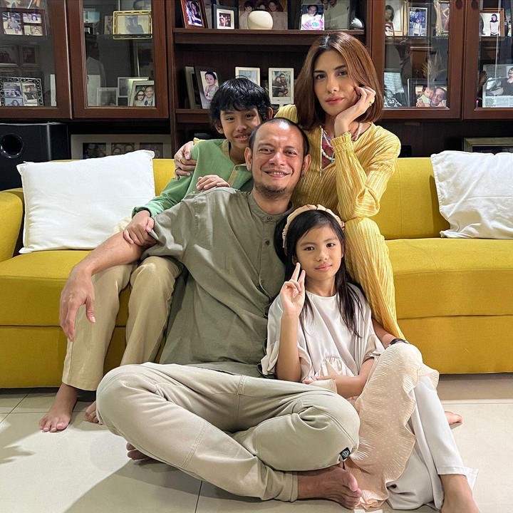 <p>Bunda masih mengingat pasangan Nadila Ernesta dan Eno Netral? Jarang terlihat di layar kaca, keduanya kini tengah fokus menjadi orang tua dari dua anak, lho. (Foto: Instagram: @nadila_ernesta)</p>