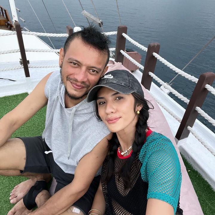 <p>Banyak netizen yang dibuat iri dengan pasangan ini, Bunda. Meski begitu, tidak sedikit yang mendoakan agar pernikahan keduanya tetap awet. "<em>Happily ever after</em> ya," kata seorang netizen. "Didoakan <em>happy</em> terus berdua," tutur yang lainnya. (Foto: Instagram: @nadila_ernesta0</p>