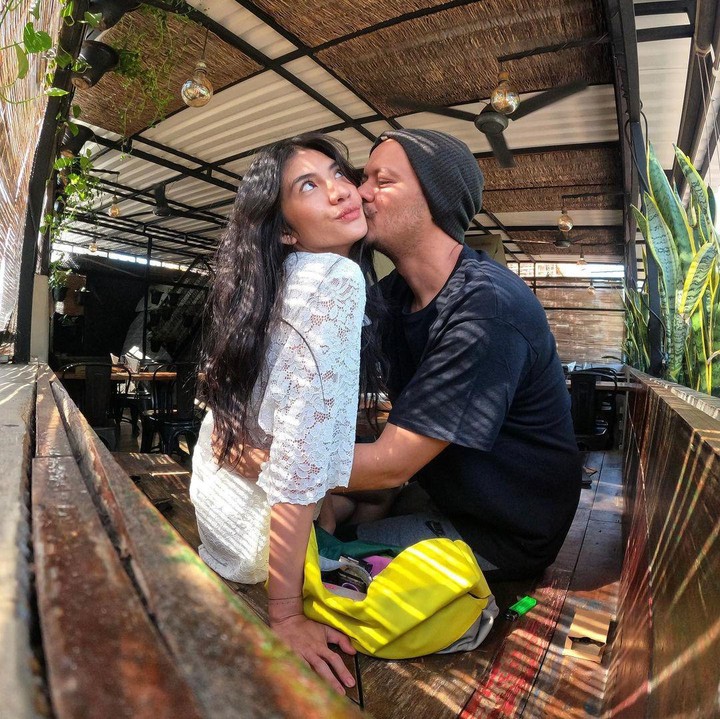 <p>Meskipun sudah dikaruniai dua orang anak, Nadila dan Eno terus terlihat mesra, lho. Keduanya bahkan menyempatkan waktu untuk merayakan hari jadi pernikahan beberapa waktu lalu. (Foto: Instagram: @nadila_ernesta)</p>