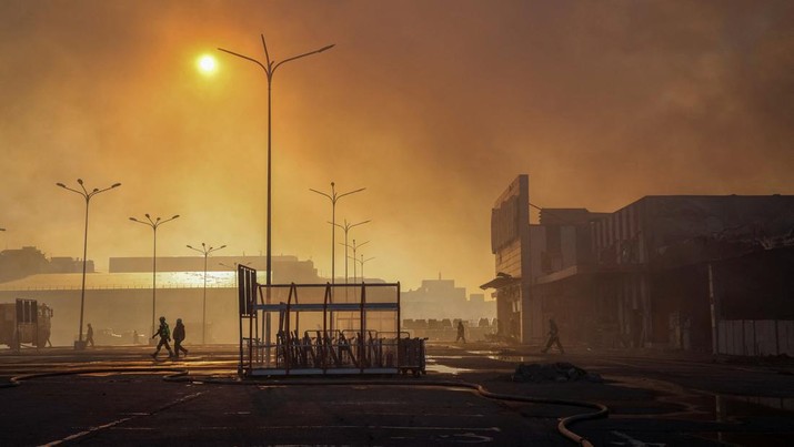 Perang Rusia dan Ukraina masih terus berlanjut. Rusia kini meluncurkan serangan ke salah satu toko penjual hardware atau perangkat keras di wilayah Kharkiv, Ukraina. (REUTERS/Oleksandr Ratushniak) Perang Rusia dan Ukraina masih terus berlanjut. Rusia kini meluncurkan serangan ke salah satu toko penjual hardware atau perangkat keras di wilayah Kharkiv, Ukraina. (REUTERS/Oleksandr Ratushniak)
