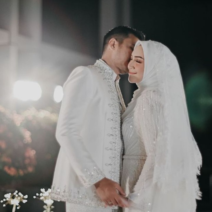 <p>"<em>MasyaAllah Tabarakallah. Alhamdulillah</em> akhirnya SAH ya kak <em>@melodyprima.</em> Persiapan nikah 1 bulan. <em>Booking</em> <em>makeup</em> H-10 hari. Bikin beskap pengantin perdana <em>express</em> 3 hari, <em>prepare</em> busana orang tua 9 hari <em>full</em> payet atas bawah. <em>Alhamdulillah</em> semua lancar hari ini tanpa kurang satu apapun," ungkapnya dikutip akun <em>@ziabrides</em>. (Foto: Instagram: @melodyprima)</p>
